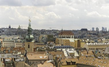 Prag, Çek Cumhuriyeti, 12 Mayıs 2024: Çek Cumhuriyeti 'nin Prag' ın eski kesimindeki Eski Belediye binasının gözlem platformundan eski kentin görüntüsü