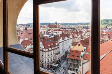 Prag, Çek Cumhuriyeti, 12 Mayıs 2024: Çek Cumhuriyeti 'nin Prag' ın eski kesimindeki Eski Belediye Binası 'nın dekoratif örgüsüyle eski kente bakış