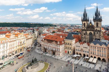Prag, Çek Cumhuriyeti, 12 Mayıs 2024: Çek Cumhuriyeti 'nin Prag' ın eski bir kesimindeki Eski Şehir Meydanı 'nın gözlem platformundan manzarası