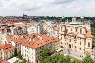 Prag, Çek Cumhuriyeti, 12 Mayıs 2024: Çek Cumhuriyeti 'nin Prag' ın eski bir kesimindeki Old Town Hall 'un gözlem platformundan Aziz Nicholas Kilisesi ve eski kasaba manzarası