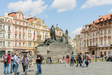 Prag, Çek Cumhuriyeti, 12 Mayıs 2024: Çek Cumhuriyeti 'nin Prag kentindeki Jan Hus anıtı yakınlarındaki Eski Kent Meydanı boyunca çok sayıda turist yürüyor