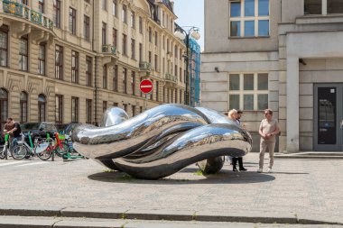 Prag, Çek Cumhuriyeti, 12 Mayıs 2024: Çek Cumhuriyeti 'nde, Prag' ın eski kesiminde, Ukrayna Rais 'in Trichodon' un soyut metal heykeli