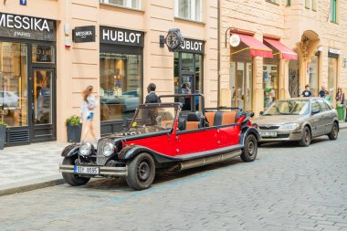 Prag, Çek Cumhuriyeti, 12 Mayıs 2024: Çek Cumhuriyeti 'nin Prag' ın eski kesiminde sokakta duran klasik turist arabası
