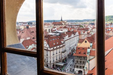 Prag, Çek Cumhuriyeti, 12 Mayıs 2024: Çek Cumhuriyeti 'nin Prag' ın eski kesimindeki Eski Belediye Binası 'nın dekoratif kafesinden eski kente bakış