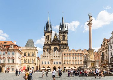 Prag, Çek Cumhuriyeti, 12 Mayıs 2024: Çek Cumhuriyeti 'nin Prag' ın eski kesimindeki Eski Şehir Meydanı boyunca çok sayıda turist yürüyor