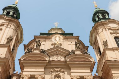 Prag, Çek Cumhuriyeti, 12 Mayıs 2024: Çek Cumhuriyeti 'nin Prag' ın eski bir kesimindeki Old Town Square Garden 'da Aziz Nicholas Kilisesi' nin ana cephesinin üst kısımları süslendi