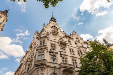 Prag, Çek Cumhuriyeti, 12 Mayıs 2024: Çek Cumhuriyeti 'nin Prag' ın eski bir kesiminde Kostechna Caddesi ve Paris Caddesi 'nin köşesindeki binalar