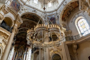 Prag, Çek Cumhuriyeti, 12 Mayıs 2024: Çek Cumhuriyeti 'nin Prag kentindeki Aziz Nicholas Kilisesi' nin tavanında büyük bir kristal avize asılı duruyor