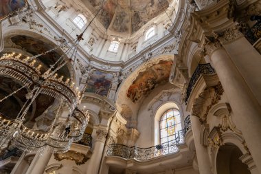 Prag, Çek Cumhuriyeti, 12 Mayıs 2024: Çek Cumhuriyeti 'nin Prag kentindeki Aziz Nicholas Kilisesi' nde çeşitli dini nişanlar