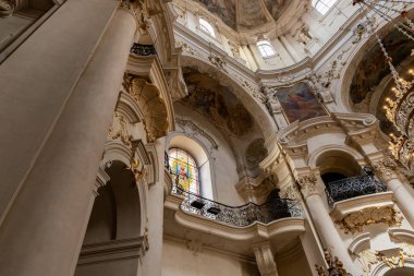 Prag, Çek Cumhuriyeti, 12 Mayıs 2024: Çek Cumhuriyeti 'nin Prag kentindeki Aziz Nicholas Kilisesi' nin iç kesimindeki dini dekorasyonların ihtişamı