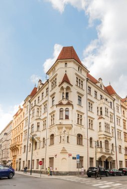 Prag, Çek Cumhuriyeti, 12 Mayıs 2024: Çek Cumhuriyeti 'nin Prag kentindeki Platnerska Caddesi ve Valentinska Caddesi' nin köşesindeki eski bina