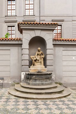 Prag, Çek Cumhuriyeti, 12 Mayıs 2024: Çek Cumhuriyeti 'nin Prag' ın eski kesiminde Vltava Tereza heykelinin alegorik bir heykeli ile çeşme