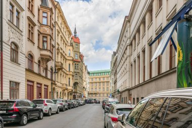 Prag, Çek Cumhuriyeti, 12 Mayıs 2024: Çek Cumhuriyeti 'nin Prag kentindeki Valentinska Caddesi' ndeki eski bina