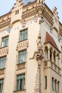 Prag, Çek Cumhuriyeti, 12 Mayıs 2024: Çek Cumhuriyeti 'nde Prag' ın eski bir bölgesinde inşa edilen binanın köşesinde ejderha öldüren Roma lejyonu şeklinde heykel