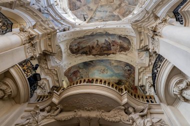 Prag, Çek Cumhuriyeti, 12 Mayıs 2024: Dekoratif balkon ve Çek Cumhuriyeti Prag 'daki Aziz Nicholas Kilisesi' nin tavanına resim