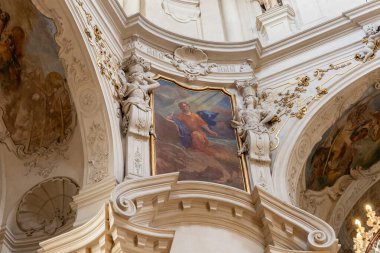 Prag, Çek Cumhuriyeti, 12 Mayıs 2024: Çek Cumhuriyeti 'nin Prag kentindeki Aziz Nicholas Kilisesi' nde çeşitli dini nişanlar