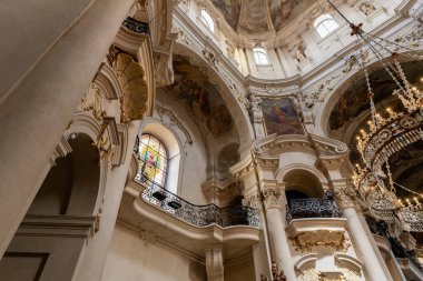 Prag, Çek Cumhuriyeti, 12 Mayıs 2024: Çek Cumhuriyeti 'nin Prag kentindeki Aziz Nicholas Kilisesi' nin iç kesimindeki dini dekorasyonların ihtişamı