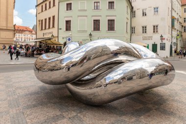 Prag, Çek Cumhuriyeti, 12 Mayıs 2024: Prag 'ın eski kesiminde Ukasz Rais' in Trichodon 'un soyut metal heykeli