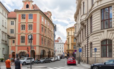 Prag, Çek Cumhuriyeti, 12 Mayıs 2024: Çek Cumhuriyeti 'nin Prag kentindeki Platnerska Caddesi üzerindeki eski binalar