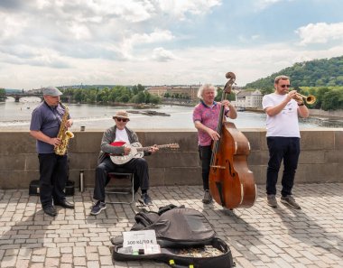 Prag, Çek Cumhuriyeti, 12 Mayıs 2024: Çek Cumhuriyeti 'nin Prag kentindeki Charles Köprüsü' nde turistleri müzik eşliğinde eğlendirin
