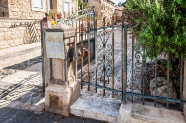 Zikhron Yaakov, İsrail, 19 Eylül 2024: İsrail 'in kuzeyindeki Zikhron Yaakov şehrinin tarihi bölgesinde demir dekoratif giriş kapısı