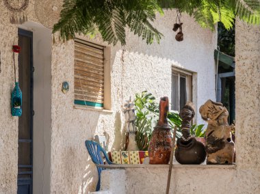 Zikhron Yaakov, İsrail, 19 Eylül 2024: Avlu, İsrail 'in kuzeyindeki Zikhron Yaakov şehrinin tarihi bölgesinde dekoratif el sanatlarıyla süslenmiştir.