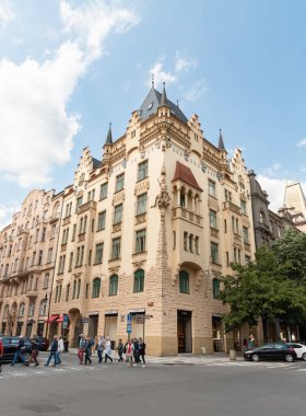 Prag, Çek Cumhuriyeti, 12 Mayıs 2024: Çek Cumhuriyeti 'nin Prag' ın eski bir kesiminde Siroka Caddesi ve Paris Caddesi 'nin köşesi