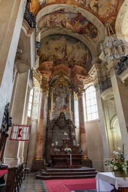 Prag, Çek Cumhuriyeti, 12 Mayıs 2024: Çek Cumhuriyeti Prag 'daki Aziz Nicholas Kilisesi' nin ana mihrabı
