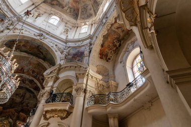 Prag, Çek Cumhuriyeti, 12 Mayıs 2024: Çek Cumhuriyeti 'nin Prag kentindeki Aziz Nicholas Kilisesi' nin iç kesimlerinde çeşitli dini nişanlar