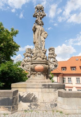 Prag, Çek Cumhuriyeti, 12 Mayıs 2024: Çek Cumhuriyeti 'nin Prag kentindeki Charles Köprüsü' nde Ferdinand Brokoff 'un Aziz Cajetan heykeli