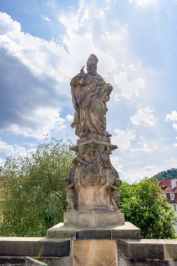 Prag, Çek Cumhuriyeti, 12 Mayıs 2024: Prag 'daki Charles Köprüsü' nde baba ve oğlu Brokoff tarafından yapılan Aziz Wojciech Adalbert heykeli