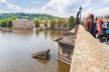 Prag, Çek Cumhuriyeti, 12 Mayıs 2024: Charles Köprüsü 'nden Vltava Nehri' ne ve Çek Cumhuriyeti 'nin Prag' ın tarihi kısmının kıyısına