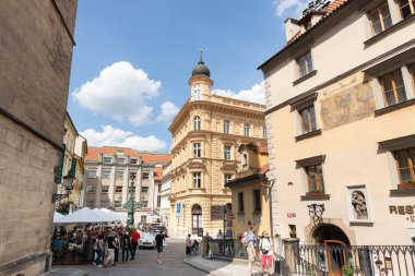 Prag, Çek Cumhuriyeti, 12 Mayıs 2024: Çek Cumhuriyeti 'nin Prag' ın tarihi bölümünde Drazicka meydanında iyi korunmuş antik binalar