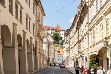 Prag, Çek Cumhuriyeti, 12 Mayıs 2024: Çek Cumhuriyeti 'nin Prag' ın tarihi bölümünde Tomashska Caddesi 'nde iyi korunmuş eski binalar