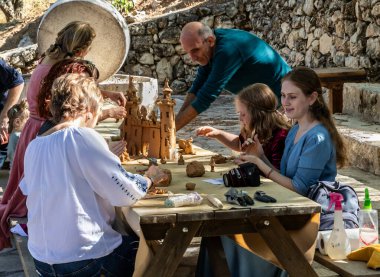 Kudüs, İsrail, Ekim 03, 2024: Festivale katılanlar Kudüs 'teki Kudüs Şövalyeleri 2024 yıllık festivalinde kil el sanatları yapıyorlar