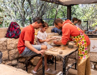 Kudüs, İsrail, Ekim 03, 2024: Festival ziyaretçileri Kudüs İsrail 'de her yıl düzenlenen Kudüs Şövalyeleri Festivali' nde çömlekçiler çarkında çalışıyorlar