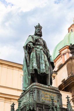 Prag, Çek Cumhuriyeti, 12 Mayıs 2024: Çek Cumhuriyeti 'nin Prag kentindeki Charles Köprüsü' nün girişindeki Şarlman Anıtı