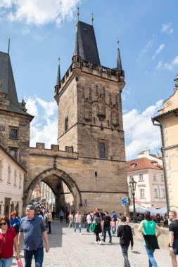 Prag, Çek Cumhuriyeti, 12 Mayıs 2024: Çok sayıda konuk ve kent sakinleri Çek Cumhuriyeti Prag 'daki Charles Köprüsü boyunca yürüyor