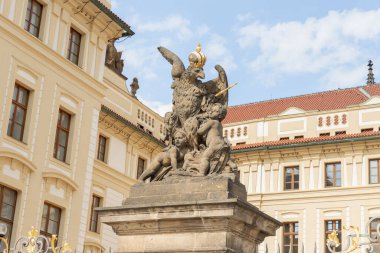 Prag, Çek Cumhuriyeti, 12 Mayıs 2024: Çek Cumhuriyeti 'nin Prag kentindeki Yeni Kraliyet Sarayı girişine yakın bir taç takmış bir kartal heykeli
