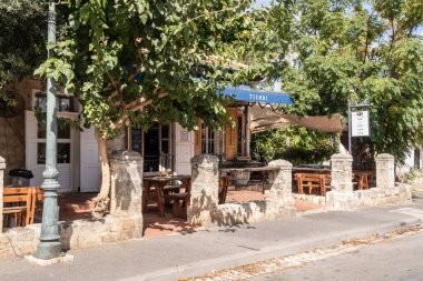 Zikhron Yaakov, İsrail, 19 Eylül 2024: İsrail 'in kuzeyindeki Zikhron Yaakov şehrinin tarihi bölgesinde Tishbi şaraphanesinde küçük bir restoran