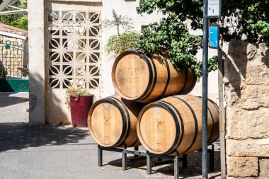 Zikhron Yaakov, İsrail, 19 Eylül 2024: İsrail 'in kuzeyindeki Zikhron Yaakov şehrinin tarihi bölgesinde Smadar şaraphanesinin girişindeki büyük ahşap şarap fıçıları