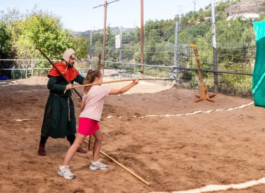 Kudüs, İsrail, 3 Ekim 2024: Geleneksel Kudüs Şövalyeleri 2024 Kudüs İsrail 'de düzenlenen Kudüs Festivali' nde ziyaretçiler mızrak atma alıştırması yapıyorlar