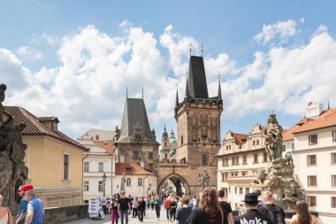 Prag, Çek Cumhuriyeti, 12 Mayıs 2024: Çek Cumhuriyeti 'ndeki Charles Köprüsü boyunca çok sayıda konuk ve şehir sakini yürüyor