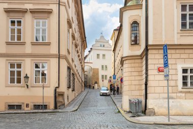 Prag, Çek Cumhuriyeti, 12 Mayıs 2024: Çek Cumhuriyeti 'nin Prag kentindeki Thunovska Caddesi' nde iyi korunmuş eski binalar