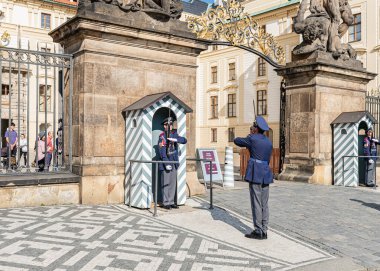 Prag, Çek Cumhuriyeti, 12 Mayıs 2024: Şeref kıtası müfrezesi Çek Cumhuriyeti 'nin Prag kentindeki Yeni Kraliyet Sarayı' nın kapısında değişiklik töreni düzenledi