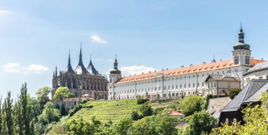 Kutna Hora, Çek Cumhuriyeti, 13 Mayıs 2024: Çek Cumhuriyeti 'nin Kutna Hora şehrinin tarihi kesimindeki St. Barbaras Katedrali ve Merkez Bohemya Galerisi