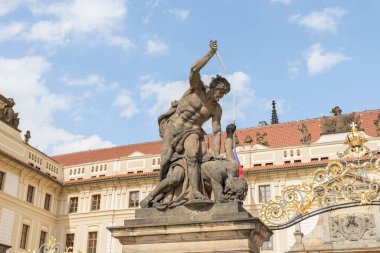 Prag, Çek Cumhuriyeti, 12 Mayıs 2024: Çek Cumhuriyeti 'nin Prag kentindeki New Royal Palace' a giriş yapan Ignaz Frantisek Platzerin yarattığı devlerin kompozisyon çatışması