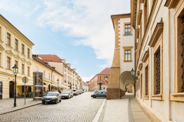 Prag, Çek Cumhuriyeti, 12 Mayıs 2024: Çek Cumhuriyeti 'nin Prag kenti Hradcanska Meydanı yakınlarındaki Loretaska Caddesi' ndeki eski bina