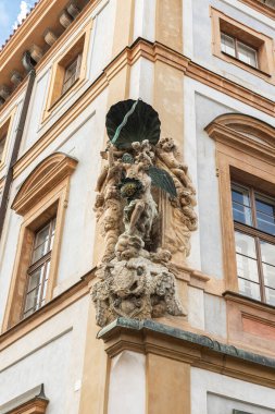 Prag, Çek Cumhuriyeti, 12 Mayıs 2024: Çek Cumhuriyeti Prag 'da Hradcanska Meydanı' ndaki Toskana Sarayı 'nın köşesindeki dekoratif heykel