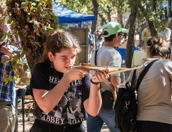 Kudüs, İsrail, Ekim 03, 2024: Kudüs İsrail 'de her yıl düzenlenen Kudüs Şövalyeleri 2024 festivalinde ziyaretçiler arbaletle atış talimi yapıyorlar